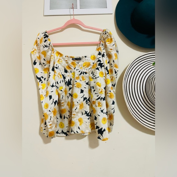 Beautiful top from Zara. Size medium - Picture 3 of 4